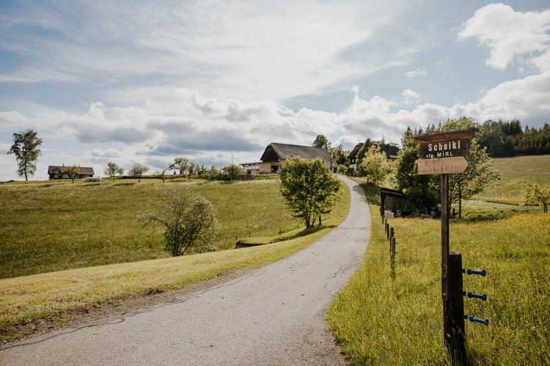 Die Straße zum Hof.