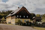Der Hof der Familie Scheikl.